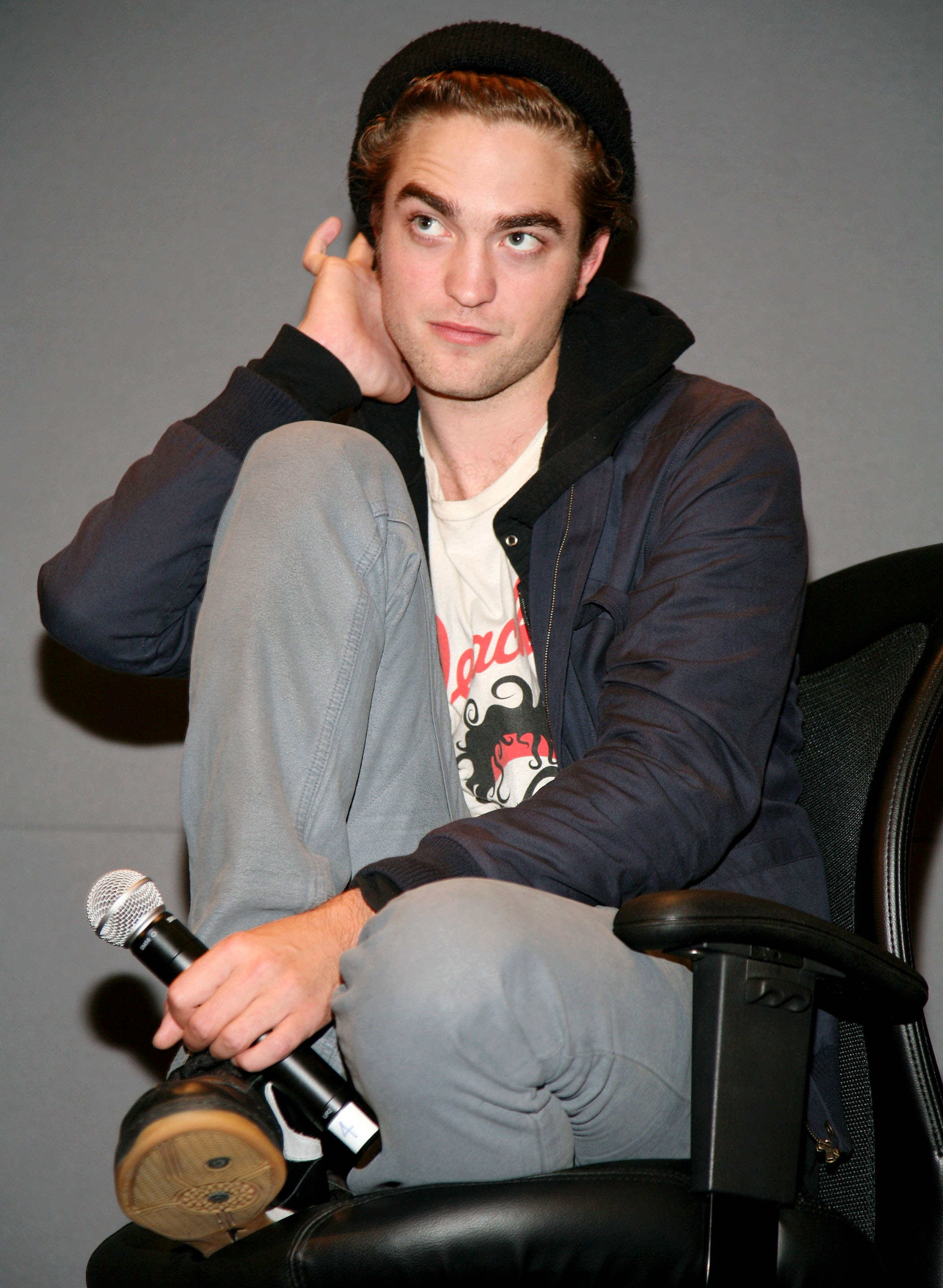 Быстро актер. Robert Pattinson funny. Максим Лантратов. Роберт Паттинсон Денис Дорохов. Robert Pattinson funny pose.